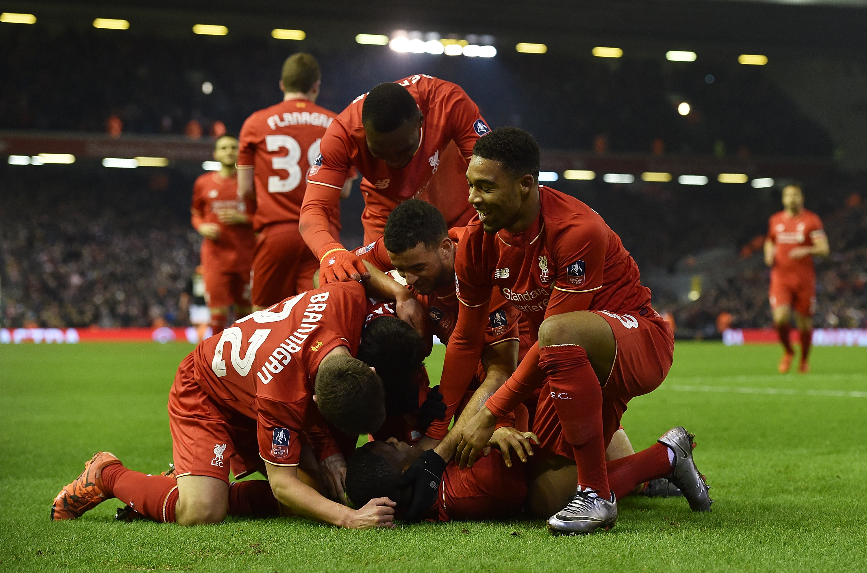 国足训练营进入封闭模式，外界信息有限（国足训练营实行封闭管理，外界消息受限）