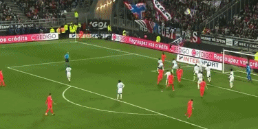 女生打高尔夫打中野鸭，鸭在湖中走，高尔夫从天上来