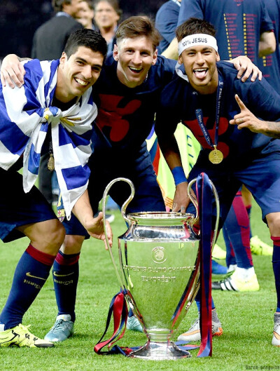 西媒：亚马尔被曝上周五出现在夜总会，目击者证实消息属实（西媒称亚马尔上周五疑似现身夜店，目击者称亲眼所见）