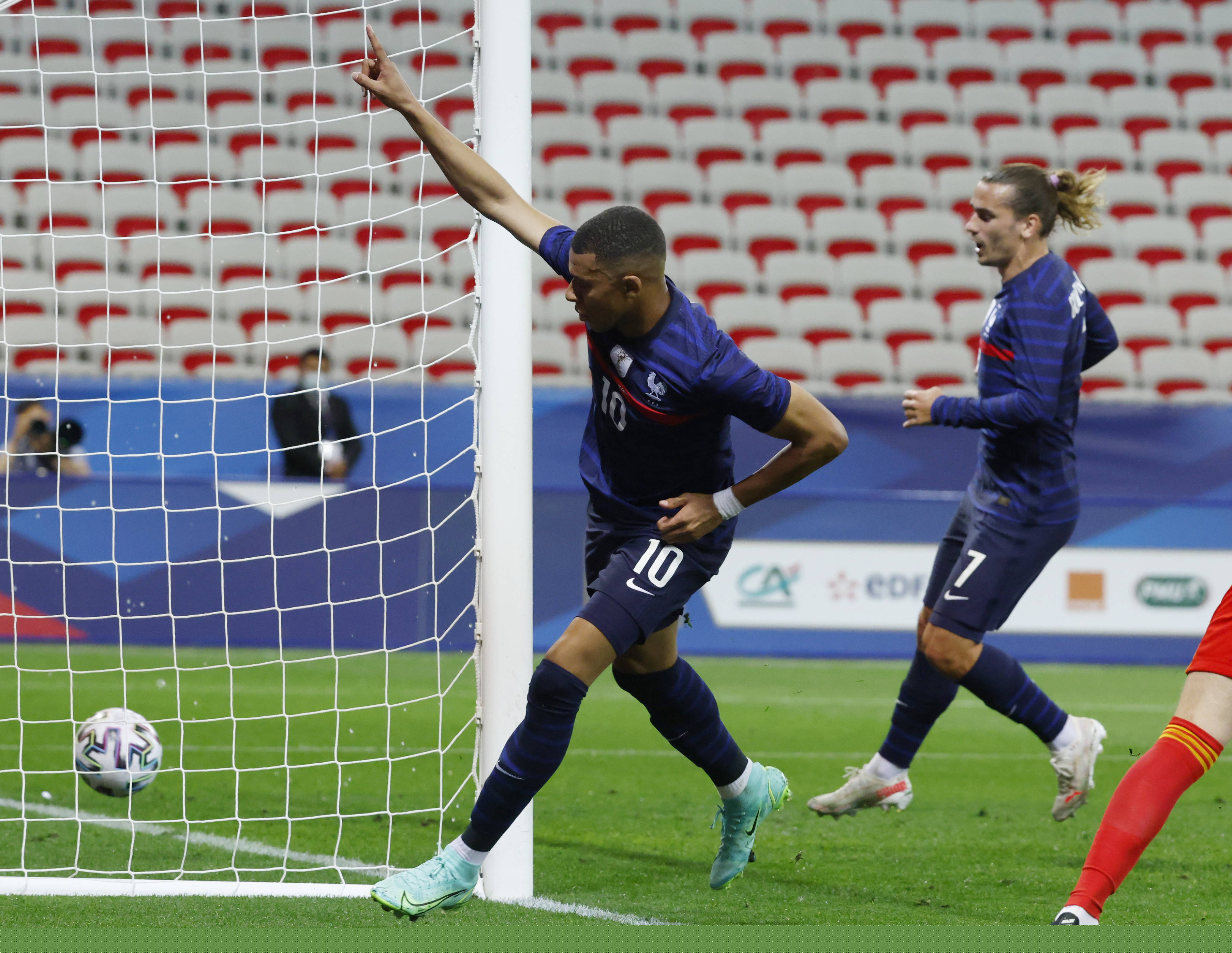 卖奖杯、卖主力、等收购，破产后的球队何去何从（卖杯卖人待接盘：破产球队路在何方）