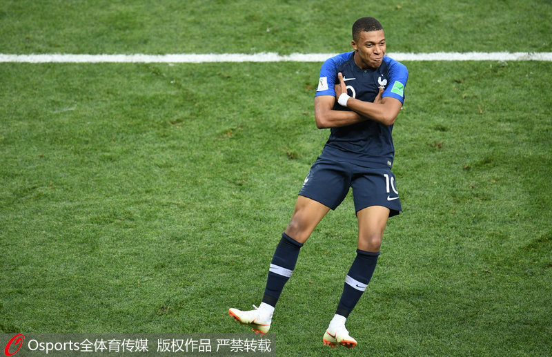 德天空：阿德耶米将参加足球社区活动，作为武器事件的处罚（德天空：阿德耶米因武器事件被罚参与足球公益活动）