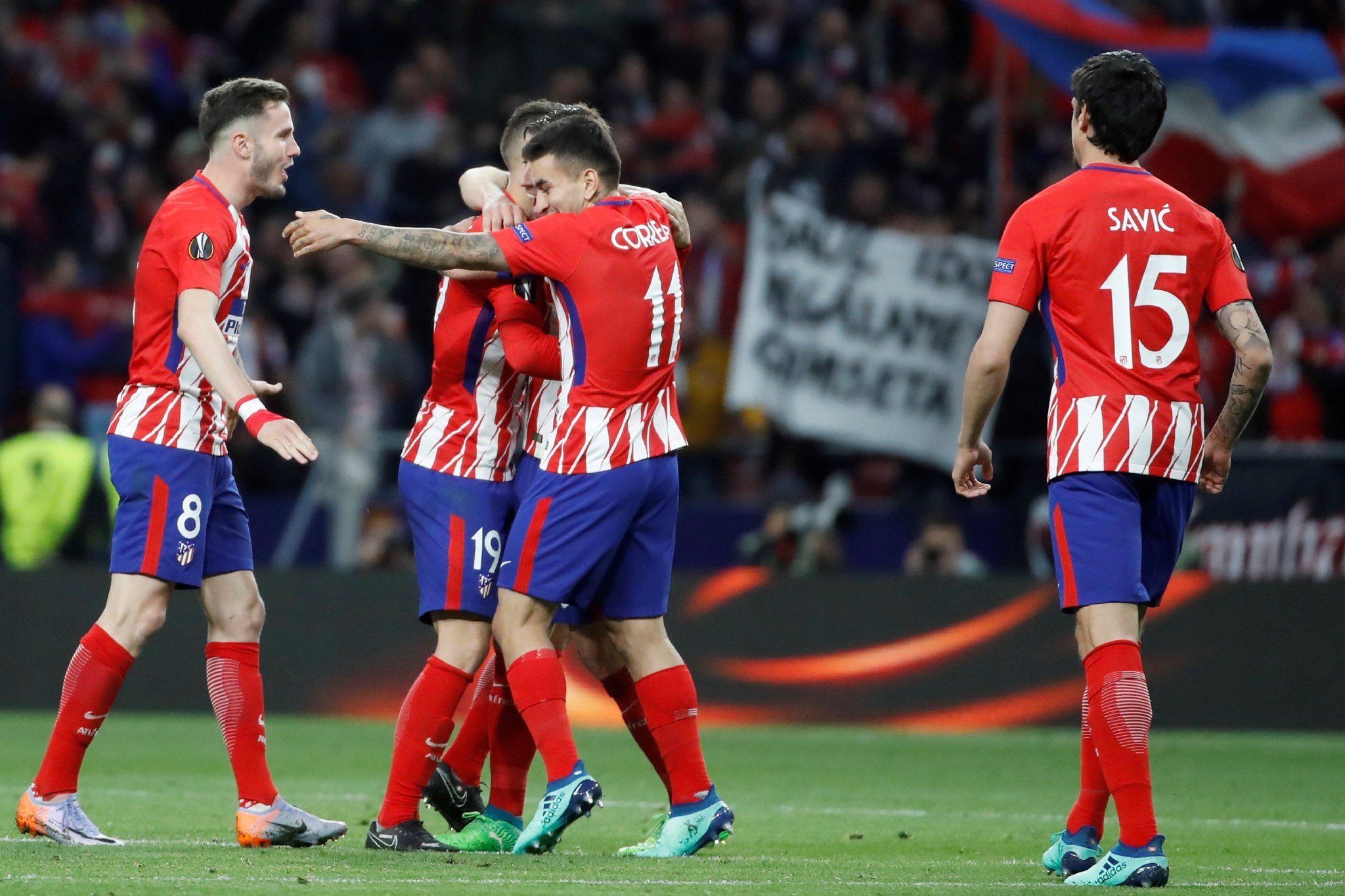 NBA：詹姆斯30+10+8 湖人险胜灰熊（NBA-詹姆斯砍30+10+8，湖人惊险击退灰熊）