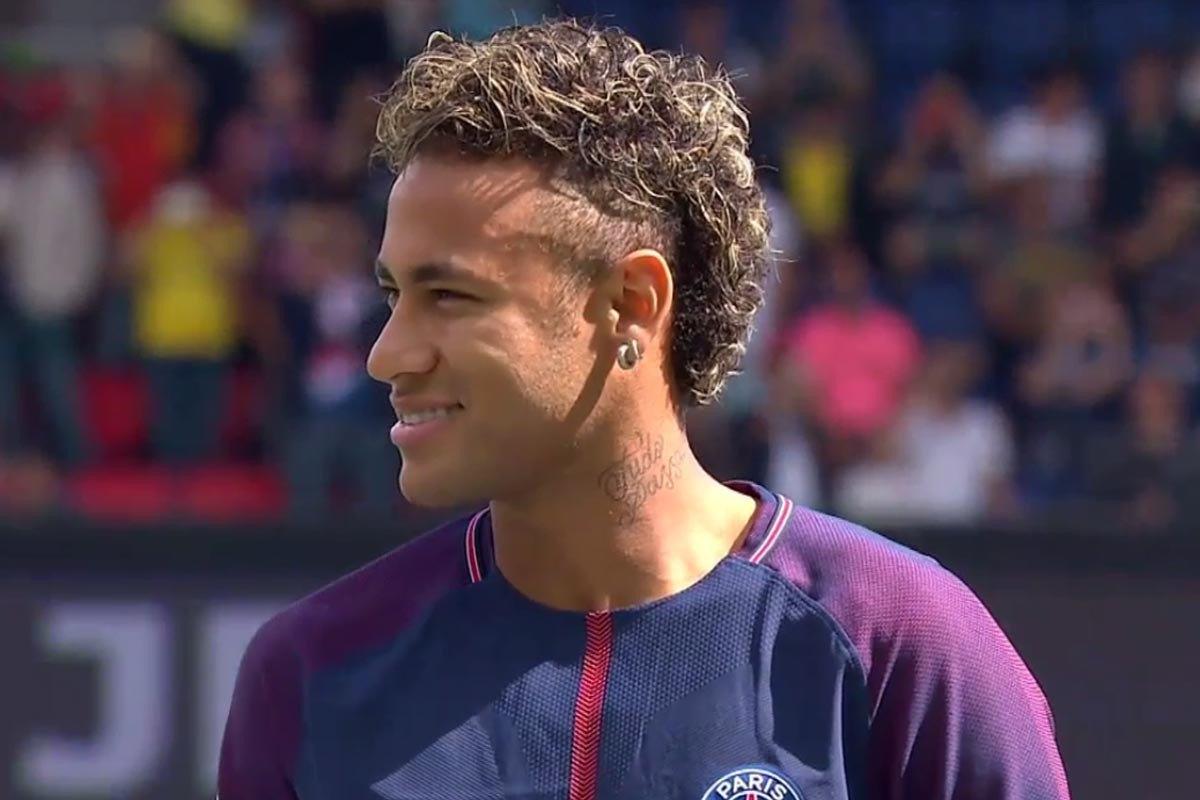 U22国足力克韩国U22，球迷在球员谢场时高喊“雄起”（U22国足击败韩国U22，谢场之际球迷齐声高呼“雄起”）